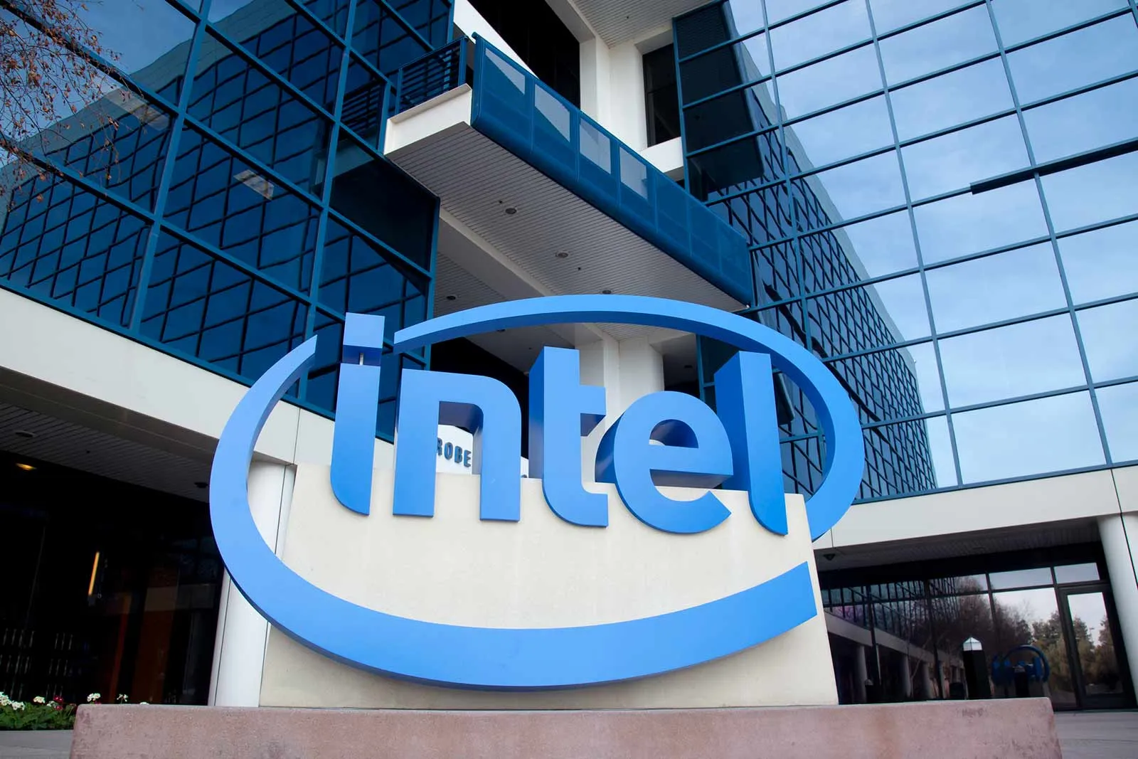 Intel cuts 15% of its employees and halts European factory expansion!