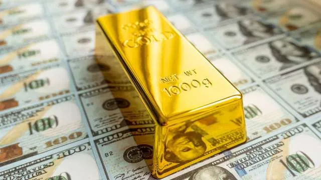 As the US-EU tariff agreement approaches, gold is under downward pressure, while silver briefly rises