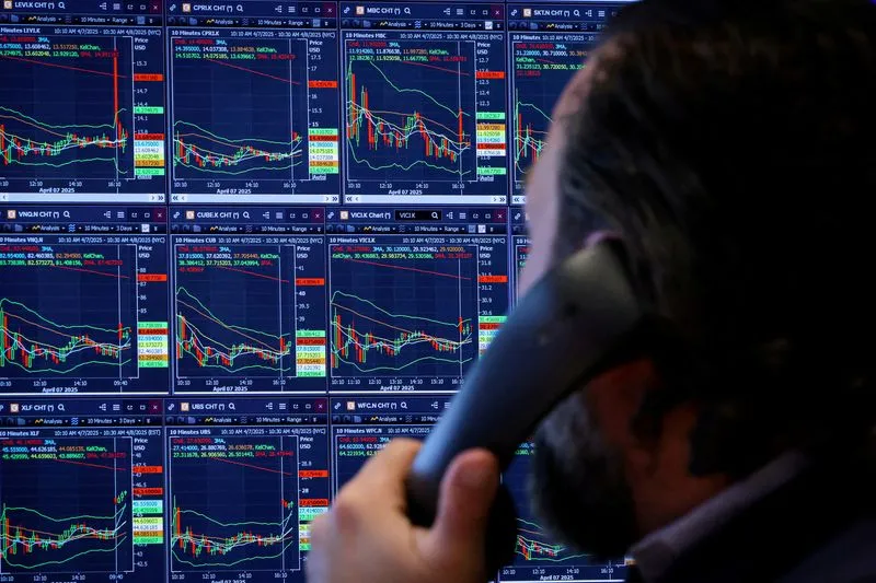 US stocks are bullish and bearish, with Google and Tesla's earnings reports imminent, and tariffs and the economic outlook becoming concerns.