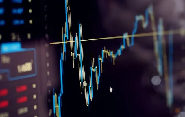 US stocks are bullish and bearish, with Google and Tesla's earnings reports imminent, and tariffs and the economic outlook becoming concerns.